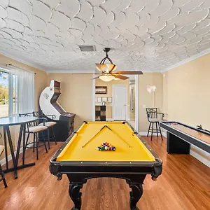 Holiday home Spacious Desert Getaway! 1-story, 5br, 3 Master Suites, Casita, Pool, Ev, Game, Henderson